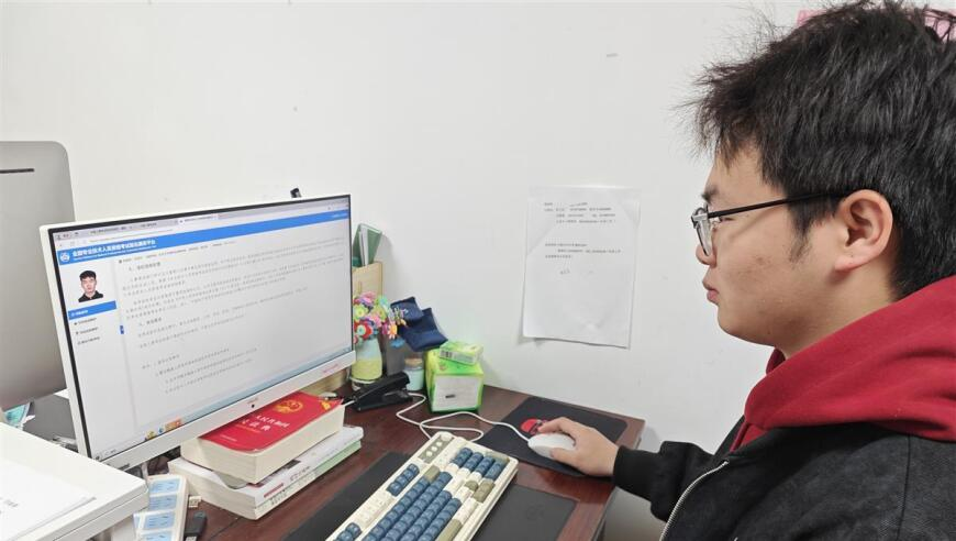 泽连斯基：特朗普活在虚假信息空间,新澳门开奖结果2025开奖记录在线查询,最佳精选解释落实_户外版V11.49